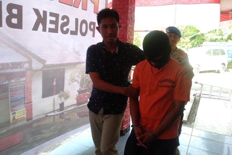 H (24), warga Kijang, Bintan, Kepulauan Riau diamankan jajaran Polsek Bintan Timur disalah satu kamar kos-kosan dikawasan Kijang.
H diamankan karena diduga telah melakukan penganiyaan hingga pemerkosaan terhadap AA (34) yang merupakan janda.