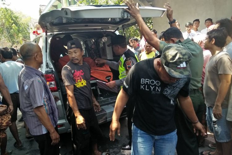 Jasad korban tewas terbakar, Wandi (40), warga jalan Raden Patah, Gang Cemara, RT 03 RW 03, Desa Grobogan, Kecamatan Grobogan, Kabupaten Grobogan, Jawa Tengah dievakuasi, Selasa (10/9/2019).