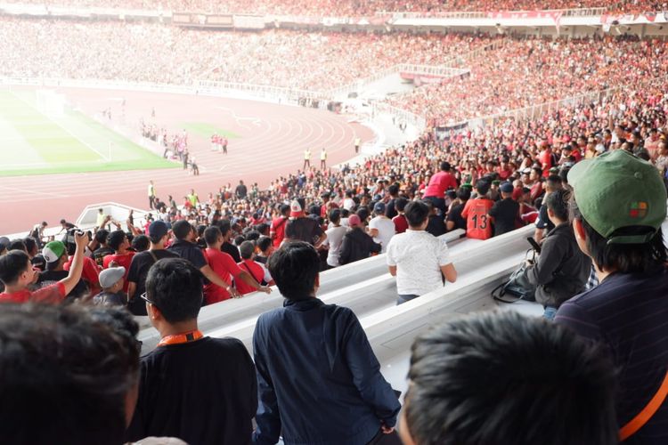 Insiden kericuhan yang terjadi saat pertandingan Persija vs Persib di SUGBK, Senayan, Jakarta, Rabu (10/7/2019).
