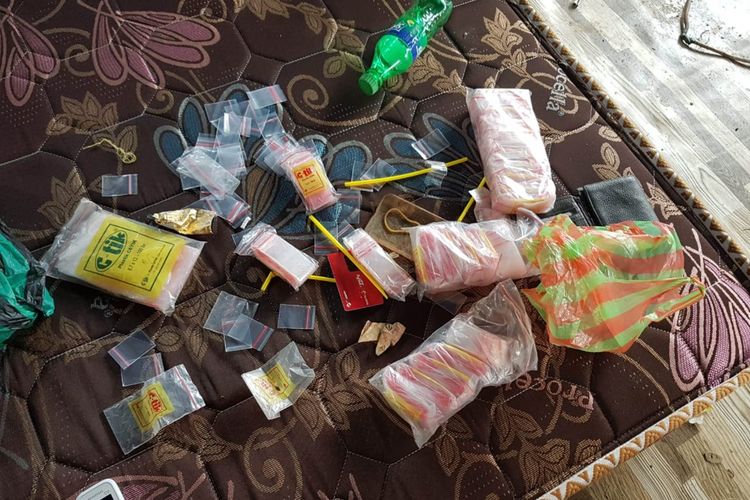 Satuan Narkoba Polres Luwu Timur mengamankan barang bukti tiga pengedar dan pengguna Sabu, Selasa (19/03/2019). foto Sat Narkoba Polres Luwu Timur