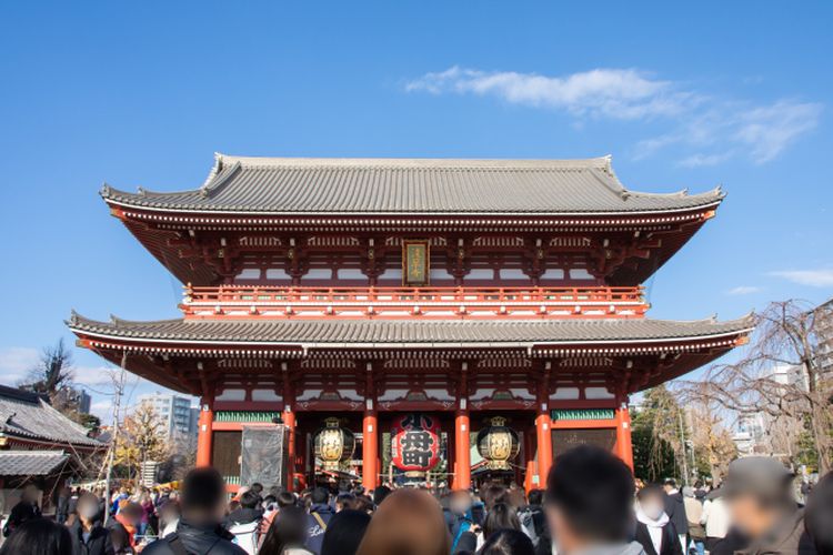 Orang Jepang berkunjung ke kuil saat awal tahun untuk berdoa, salah satunya ke Kuil Sensoji di Tokyo.