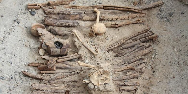 Salah satu anglo bekas pembakaran ganja ditemukan di situs kuburan kuno.