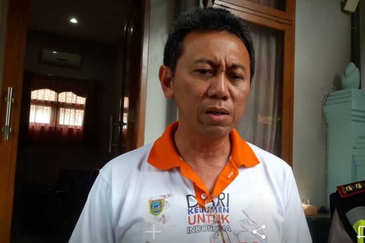 Bupati Kebumen M Yahya Fuad  (kiri) didampingi Kapolres Kebumen AKBP Titi Hastuti (kanan) saat menjumpai awak media di Pendapa Pemkab Kebumen, Rabu (6/9/2017)