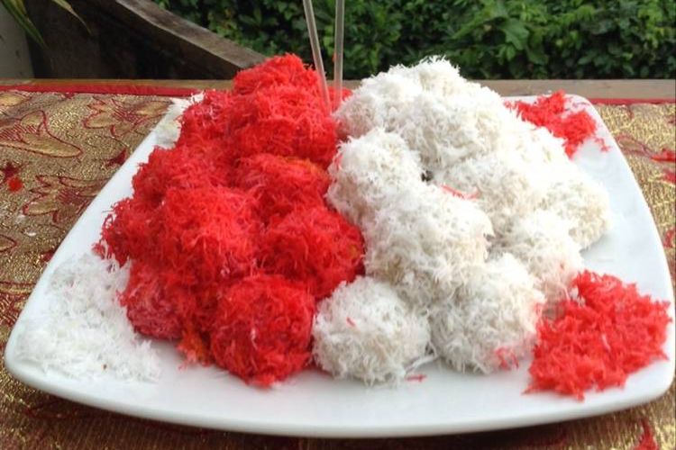 Klepon yang identik dengan warna hijau dikreasikan kembali dengan warna merah dan putih dalam rangka menyambut Hari Kemerdekaan RI.