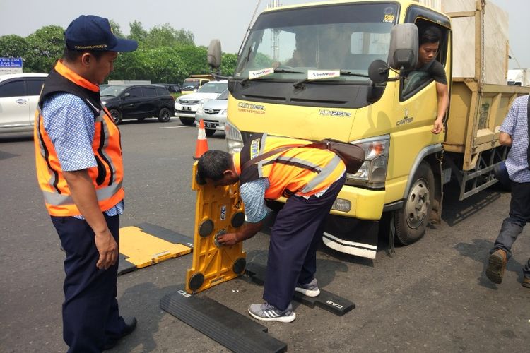 Pemeriksaan truk yang kelebihan muatan di Gerbang Tol Kapuk, Jakarta Utara, Selasa (22/8/2017).
