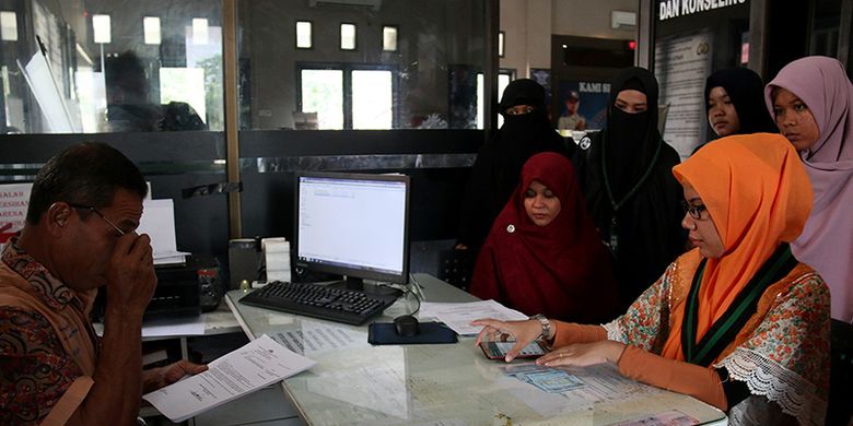 Petugas Pelayanan Pengaduan Polda Aceh menerima laporan dari Aliansi Muslimah Aceh yang melaporkan Sukmawati Soekarnoputri terkait puisi Ibu Indonesia yang dibacakan dalam acara peringatan 29 tahun Anne Avantie Berkarya. Kamis (5/4/2018).
