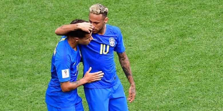 Neymar merayakan gol Philippe Coutinho ke gawang Kosta Rika pada pertandingan Grup E Piala Dunia 2018 di St. Petersburg, 22 Juni 2018. 