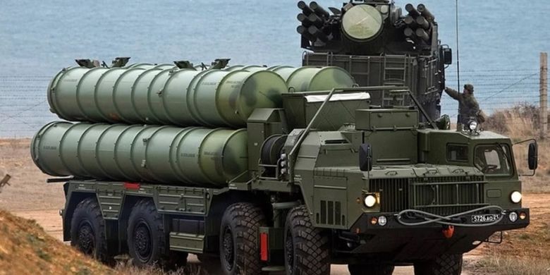 Sistem pertahanan misil S-400 Triumph buatan Rusia yang telah dikirim ke China.