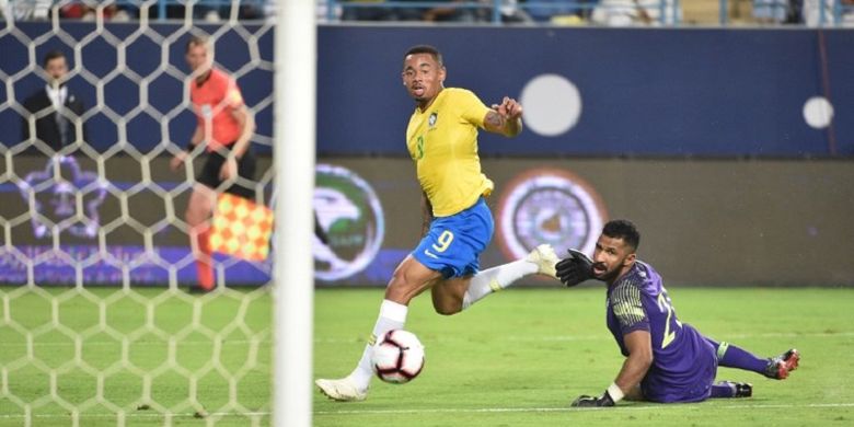 Penyerang timnas Brasil, Gabriel Jesus mencetak gol ke gawang Arab Saudi pada laga uji coba di Stadion King Saud University, Jumat (12/10/2018) atau Sabtu dini hari WIB.