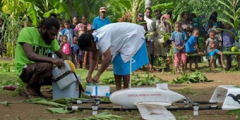 Perawat lokal Miriam Napil menyiapkan vaksin yang dibawa menggunakan drone di Pulau Cooks Bay, Vanuatu. Sebelum adanya drone, vaksin harus dibawa dalam perjalanan yang memakan waktu hingga berjam-jam.