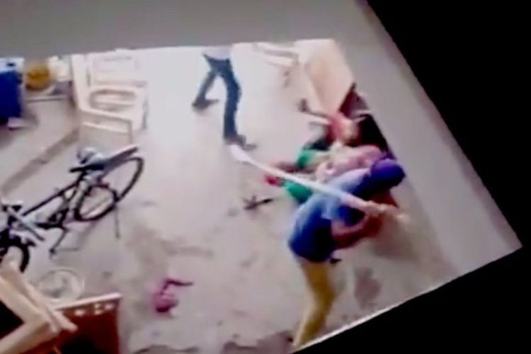Foto yang diambil dari rekaman video ini memperlihatkan Meena Kashyap (35) mencoba menghindar saat saudara ipar akan menghajarnya dengan menggunakan stik hoki.
