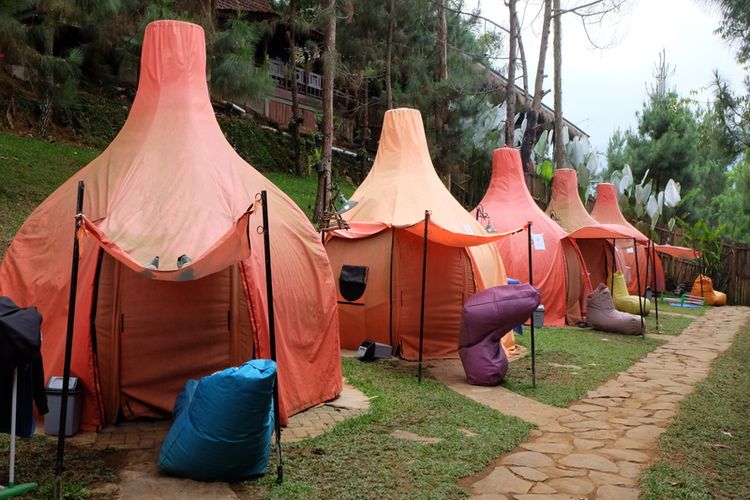 Area camping di The Lodge Maribaya, Bandung, Jawa Barat.