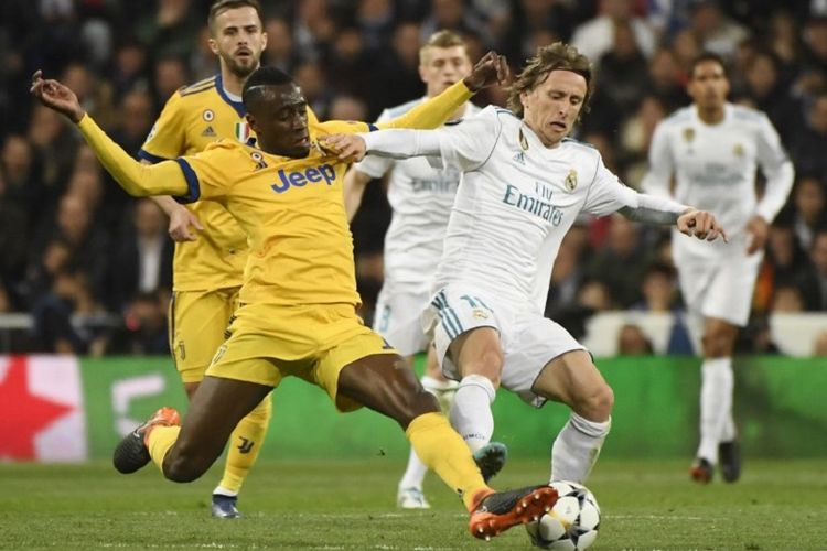 Blaise Matuidi mencoba merebut bola dari kaki Luka Modric pada laga perempat final Liga Champions antara Juventus dan Real Madrid di Stadion Santiago Bernabeu, Rabu (11/4/2018).
