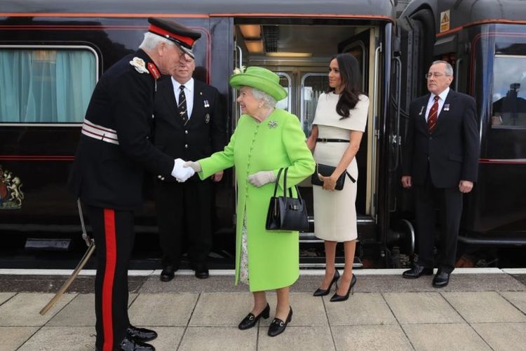 Ratu Elizabeth II dan Duchess of Sussex Meghan Markle tiba di Stasiun Runcorn pada Kamis (14/6/2018). (Twitter/The Royal Family)