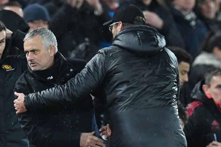Jose Mourinho dan Juergen Klopp bersalaman seusai laga Liverpool vs Manchester United pada pertandingan pekan ke-17 Liga Inggris di Stadion Anfield, 16 Desember 2018. 