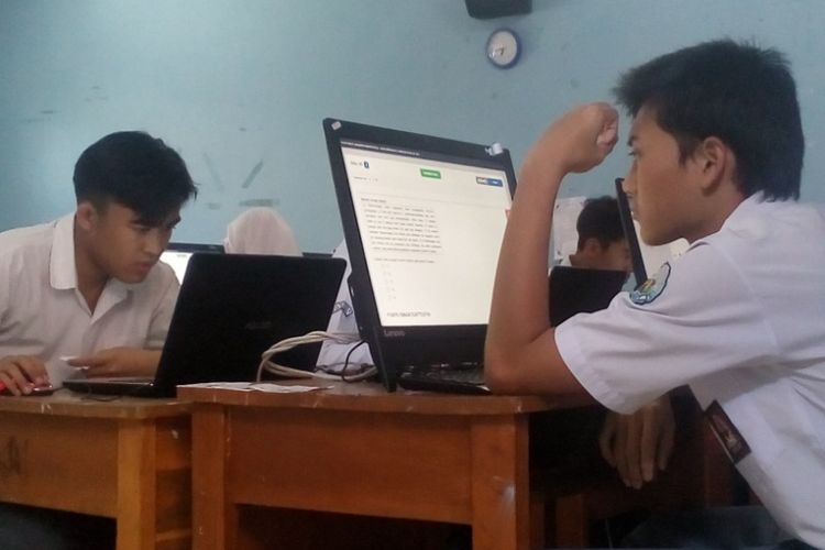 Siswa SMAN 6 Garut peserta Ujian Nasional tengah mengerjakan soal UN berbasis komputer, Senin (1/4/2019)