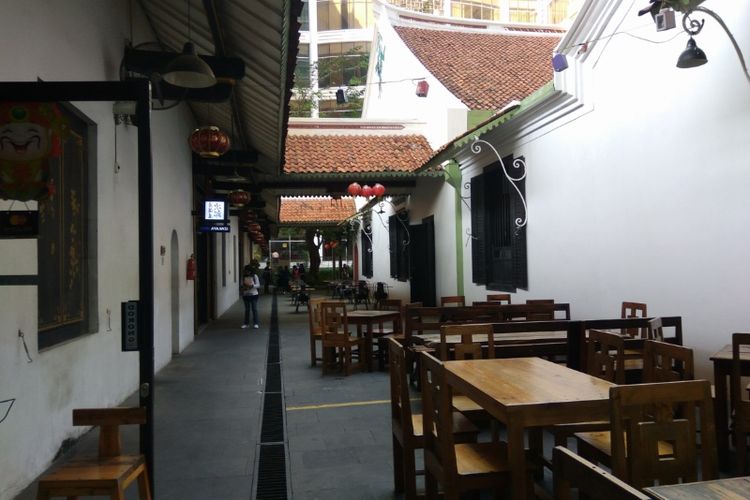 Bagian samping Candra Naya yang difingsikan sebagai restoran.