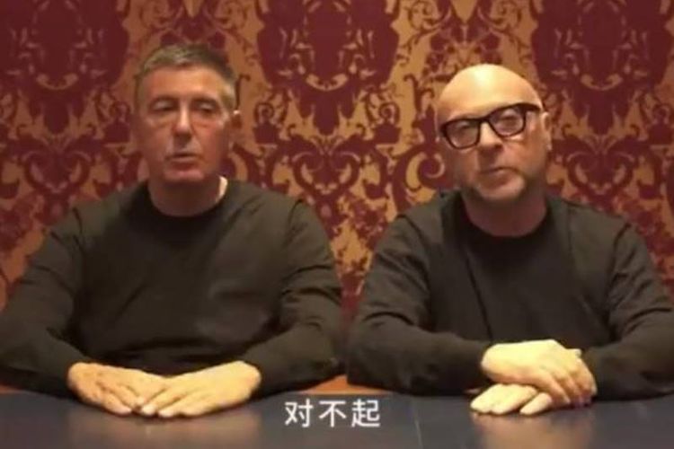 Perancang Domenico Dolce (kanan) dan Stefano Gabbana (kiri) meminta maaf kepada rakyat China atas iklan promosi peragaan busana yang dikecam karena dianggap rasial. (Twitter via Channel News Asia)