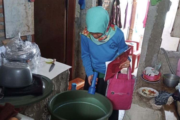 Petugas Jumantik Tegal Alur dalam aktivitasnya menbasmi pertumbuhan jentik nyamuk di Kelurahan Tegal Alur, Kalideres, Jakarta Barat. 