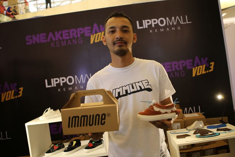 Aji Andoko dan sneaker anak Immune karyanya di ajang SneakerPeak Kemang Vol.3.