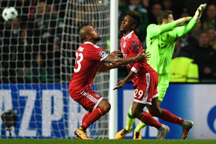 Kingsley Coman dan Arturo Vidal merayakan gol Bayern Muenchen ke gawang Celtic FC pada pertandingan Liga Champions di Celtic Park, Selasa (31/10/2017).