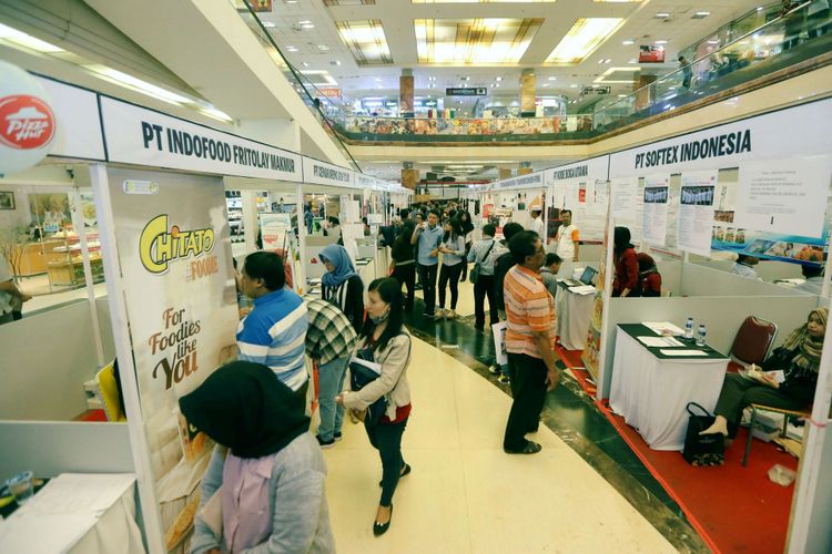 Sejumlah calon pelamar kerja mengunjungi stand perusahaan saat acara Job Fair di Metropolis Town Square, Tangerang, Banten, Kamis (26/7/2018). Dinas Ketenagakerjaan (Disnaker) Kota Tangerang mencatat sebanyak 74.981 jiwa berusia produktif saat ini berstatus penggangguran.