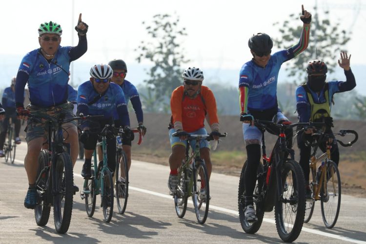 Gubernur Jawa Tengah Ganjar Pranowo bersama peserta BTN Tour de Borobudur XVIII 2018 melintas di ruas jalan tol Semarang-Kalikuto, Sabtu (3/11/2018).