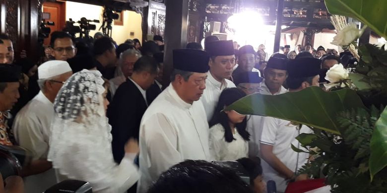 Presiden ke-6 RI Susilo Bambang Yudhoyono dan keluarga, di Pendopo Puri Cikeas, Jawa Barat, Minggu (2/6/2019).