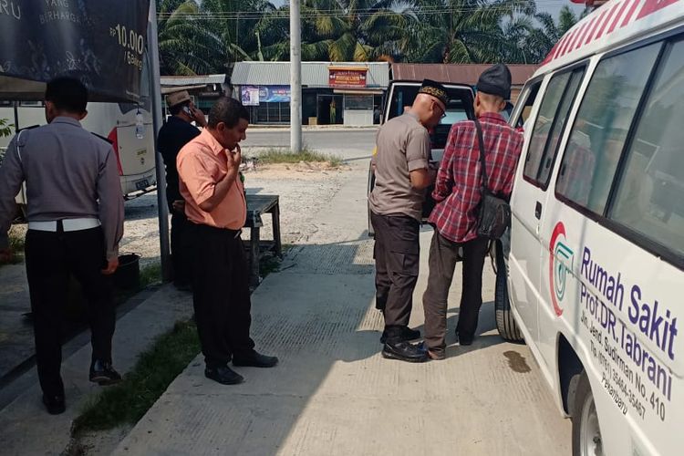 Proses pemberangkatan alharhumah ibu Ustaz Abdul Somad menuju kampung halamannya di Kecamatan Silaut, Kabupaten Asahan, Sumatera Utara dikawal pihak kepolisian Polresta Pekanbaru, Senin (18/3/2019). 