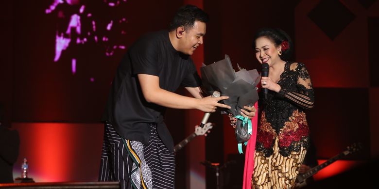 Tulus berkolaborasi dengan Sundari Soekotjo pada hari pertama Java Jazz Festival 2017 di JI Expo Kemayoran, Jakarta, Jumat (3/3/2017). Festival musik tahunan berskala dunia ini berlangsung hingga Minggu, 5 Maret mendatang.