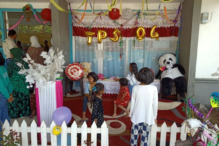 TPS 04 Nagari Duku Utara, Pesisir Selatan, Sumatera Barat sediakan lokasi permainan anak-anak, Rabu (17/4/2019)