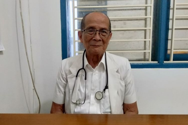 Dokter Mangku Sitepoe (84), dokter yang mengabdi untuk melayani kesehatan masyarakat berpenghasilan rendah di Klinik Pratama Bhakti Sosial Kesehatan St. Tarsisius, Jalan Raya Kebayoran Lama, Jakarta Selatan. 