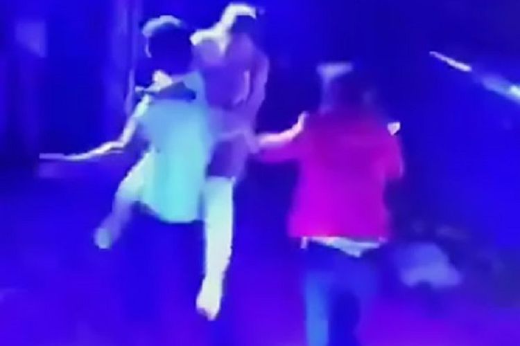 Seorang istri menyerang suaminya di sebuah panggung pertunjukkan di China karena suaminya membopong penari setengah telanjang dengan gerakan yang seronok.