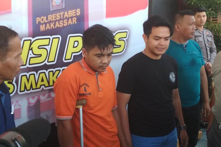 Irsal Akbar alias Ical (tengah), kurir narkoba jaringan internasional (Malaysia-Pinrang) saat dihadapkan pada konferensi pers oleh Polrestabes Makassar, Jumat (28/6/2019).