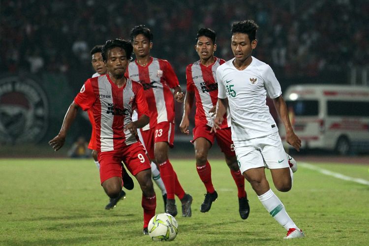 Pemain Timnas Indonesia U-19, Salman Alfaraid (kanan) saat ujicoba melawan Deltras Sidoarjo yang berakhir dengan skor 0-1 di Stadion Gelora Delta Sidoarjo, Jawa Timur, Sabtu (20/07/2019) malam.