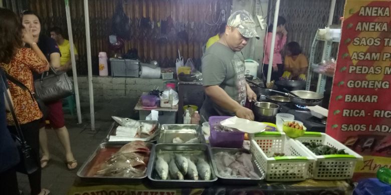Penjual seafood-seafood segar kerap dijumpai di Pasar Semawis.