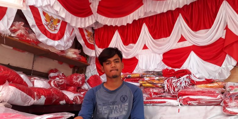 Arief (19) pedagang pernak-pernik khas hari kemerdekaan di Pasar Jatinegara, Jakarta Timur, Senin (13/8/2018).