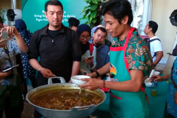 Indra, generasi ketiga dari rumah makan Gecok Mantep Roso dari Semarang sedang menyajikan gecok kepada pengunjung acara jumpa pers Kecap Bango, Kamis (14/8/2017)