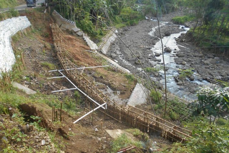 Pembangunan tanggul di bantaran Sungai Cigora, Desa Bandungsari, Kabupaten Brebes saat dibangun.