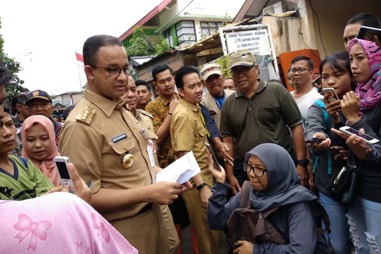 Gubernur DKI Jakarta Anies Baswedan mengunjungi RW 007 Kampung Melayu, Jakarta Timur yang terendam banjir, Selasa (6/2/2018) siang.