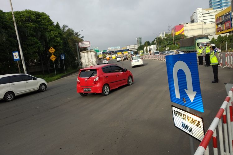 Kondisi gerbang tol Bekasi Barat, Senin (12/3/2018) saat pemberlakuan pertama kebijakan ganjil genap