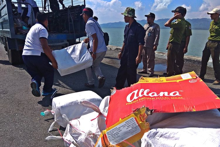 Sebanyak 1,2 ton daging kerbau merek Allana ilegal dari Malaysia yang diselundupkan melalui perairan Tanjung Ahus di Kabupaten Nunukan berhasil diamankan oleh Tim Reaksi Cepat TNI AL Nunukan pada Selasa (6/5/2018)