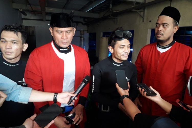 Empat penyelam yang mementaskan kebudayaan Betawi di bawah air tengah diwawancarai usai menyelesaikan pentasnya di SeaWorld Ancol, Jumat (22/6/2018).