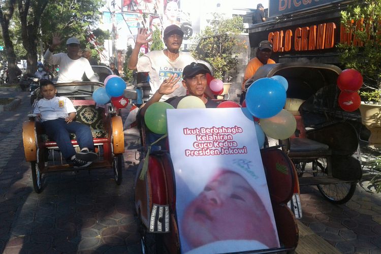 Para abang becak konvoi sambil membawa poster cucu kedua Presiden Jokowi di jalur lambat (citywalk) Jalan Slamet Riyadi, tepatnya di kawasan Solo Grand Mall Solo, Jawa Tengah, Kamis (2/8/2018).
