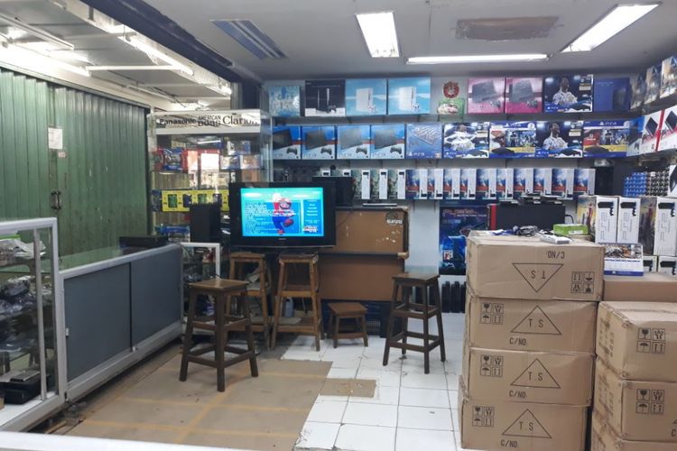 Sejumlah toko elektronik di kawasan Glodok tetap beroperasi meski nilai tukar rupiah sedang tinggi dan terlihat beberapa toko tutup pada Kamis (6/9/2018).