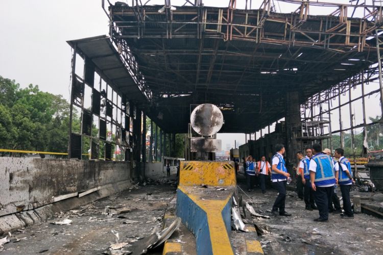 Gerbang Tol Pejompongan yang terletak di Jalan Gatot Subroto, Bendungan Hilir, Tanah Abang, Jakarta Pusat, usai terbakar pada Kamis (27/9/2018).