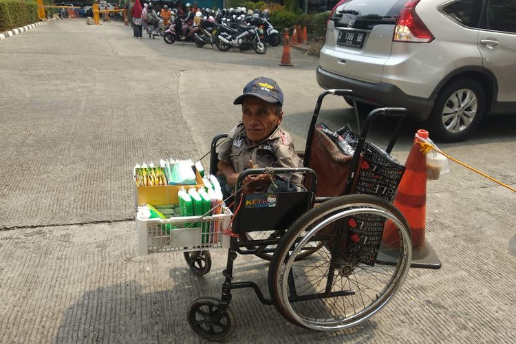 Budi (37) asal Pemalang, Jawa Tengah yang sehari-hari berjualan tisu di lobi Pasar Mayestik, Kebayoran Baru, Jumat (12/10/2018).