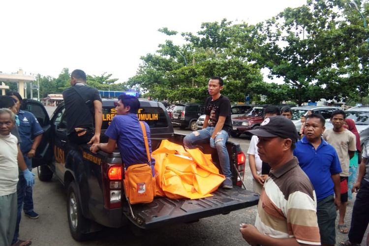 Salah satu korban penembakan yang diduga dilakukan oleh oknum TNI Serka KC saat dilakukan evakuasi oleh pihak kepolisian. Dalam peristiwa tersebut tiga orang dinyatakan tewas.