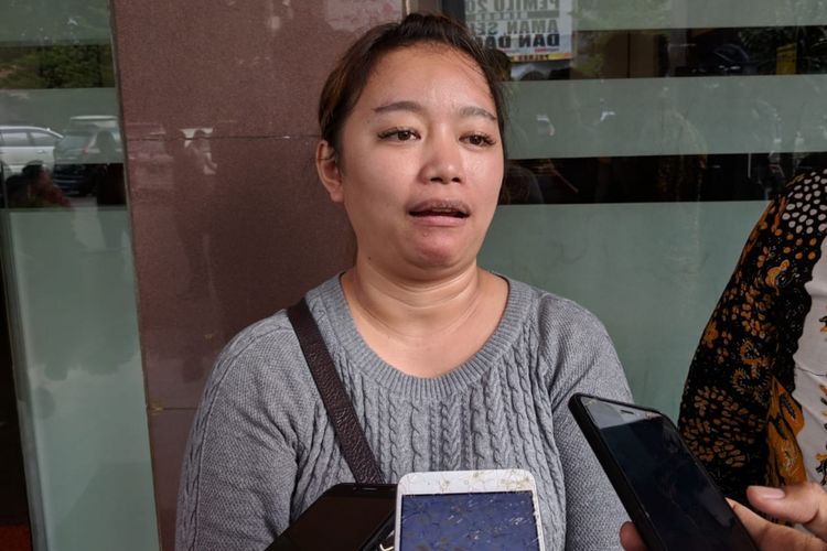 Dini Novianty memberikan keterangan kepada wartawan terkait laporannya terhadap Lucky Hakim di Polda Metro Jaya, Rabu (12/2/2019)