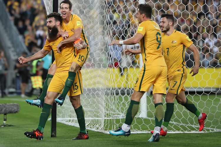 Para pemain Australia merayakan gol yang dicetak oleh kapten Mile Jedinak pada laga play-off Piala Dunia melawan Honduras, Rabu (15/11/2017).